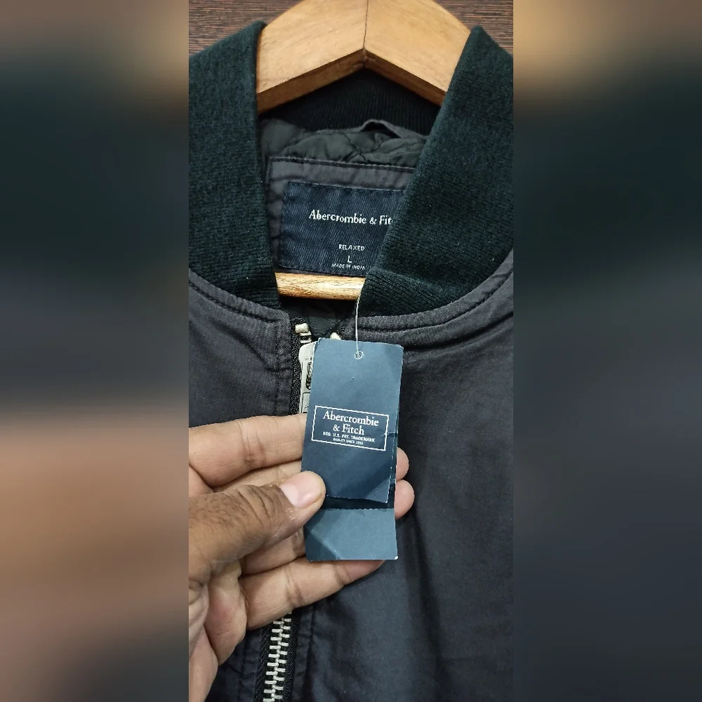 Abercrombie & Fitch - Picture 4 of 9